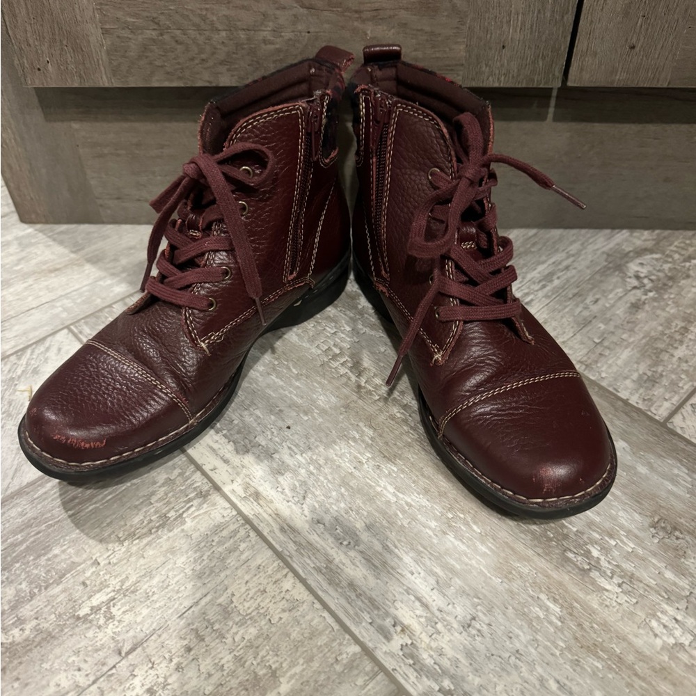 Clarks Sz 7 Leather Burgundy Bootie VGUC 😊😊